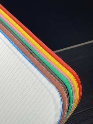 Coroplast Sheet is een lichtgewicht en duurzaam polypropyleen gegolfd plastic vel dat is ontworpen voor verschillende toepassingen, waaronder verpakking, drukwerk, constructie en bescherming.