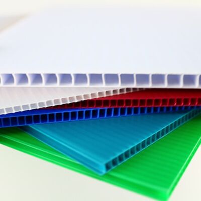 Coroplast Sheet is een lichtgewicht en duurzaam polypropyleen gegolfd plastic vel dat is ontworpen voor verschillende toepassingen, waaronder verpakking, drukwerk, constructie en bescherming.