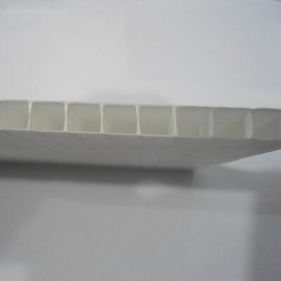 Coroplast Sheet is een lichtgewicht en duurzaam polypropyleen gegolfd plastic vel dat is ontworpen voor verschillende toepassingen, waaronder verpakking, drukwerk, constructie en bescherming.